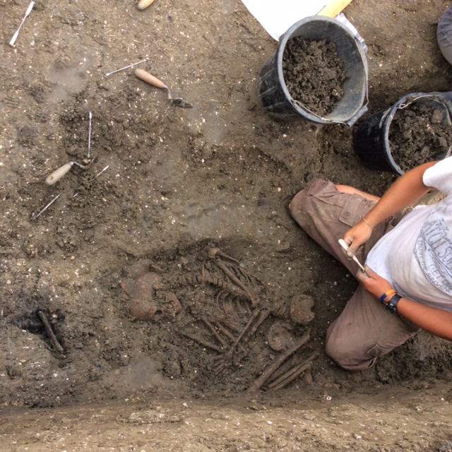 Witnessing a Bronze Age burial excavation at Wilsford Henge